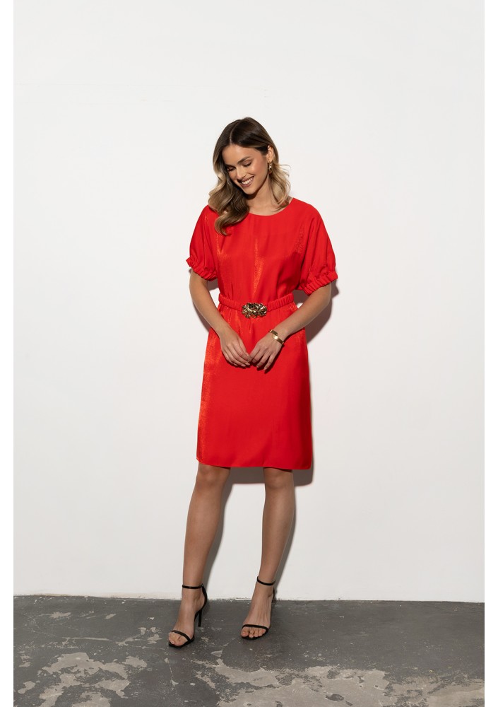 Elegancka czerwona sukienka z delikatnym połyskiem Trudi ZAPS ZAP063